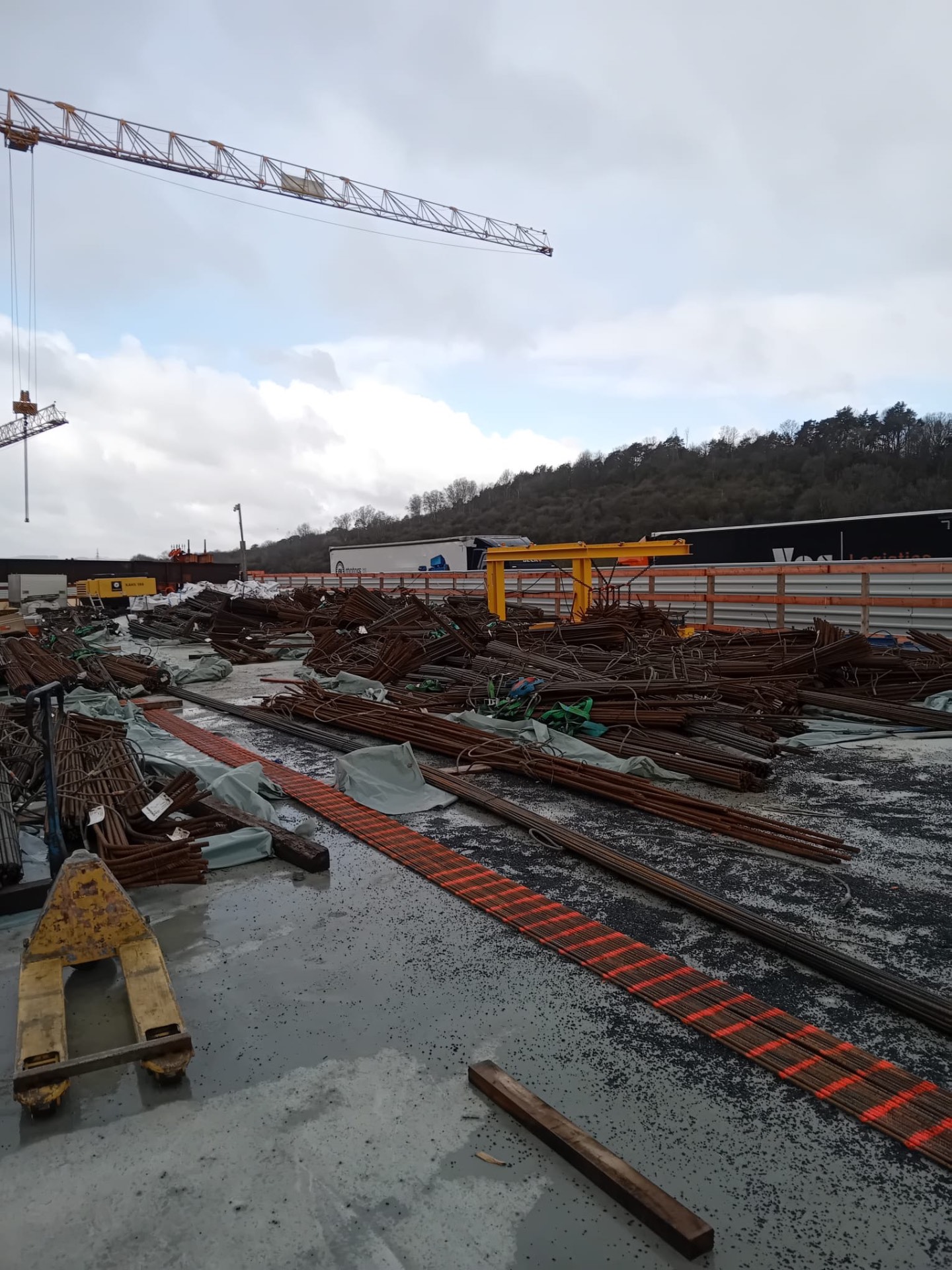 Bewehrungslager auf der Großbaustelle Lagerung von Bewehrungsstahl in Bündeln auf einer Großbaustelle mit Turmdrehkran im Hintergrund