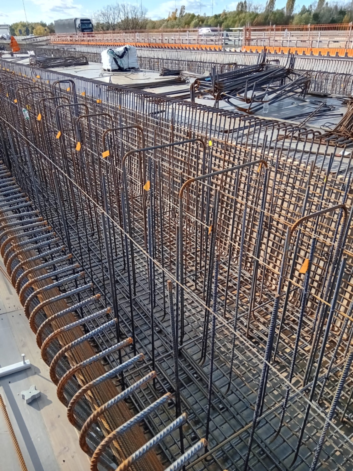 Bewehrungskörbe für Wände & Stützen Vorgefertigte Bewehrungskörbe mit Bügeln und Längseisen für Stahlbetonwände auf der Baustelle bereitgestellt