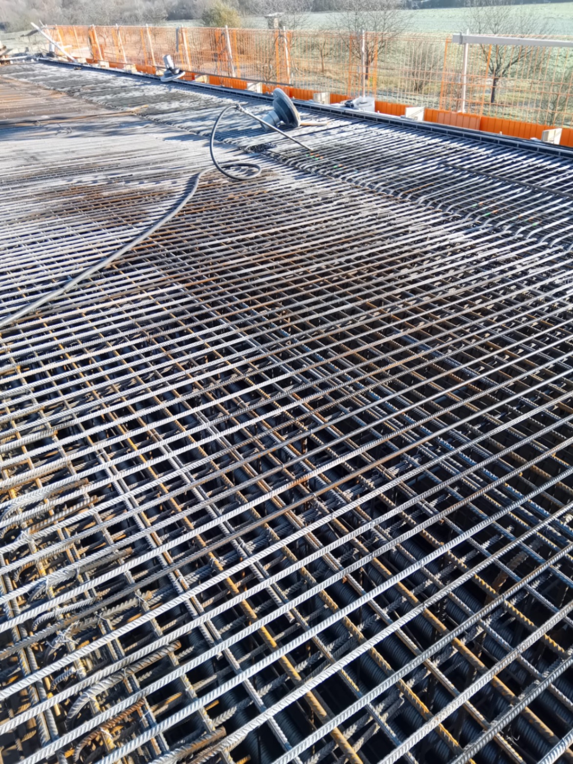 Deckenbewehrung Stahlbeton Doppellagig verlegte Bewehrungsmatten Q-Matten auf Stahlbetondecke vor Betonage durch Constantin Rohbau