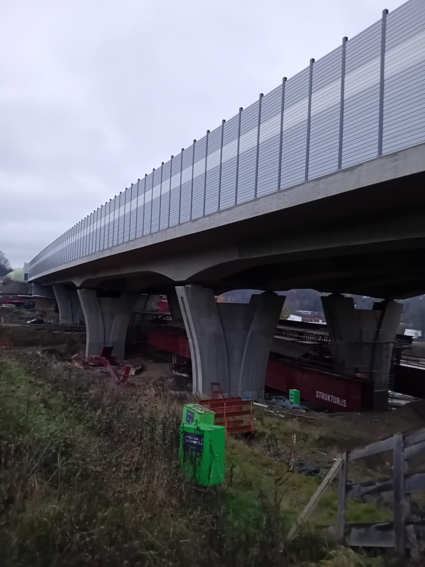 Autobahnbrücke – Ingenieurbau Referenz Fertiggestellte Autobahnbrücke aus Stahlbeton mit Lärmschutzwand als Referenzprojekt im Ingenieurbau